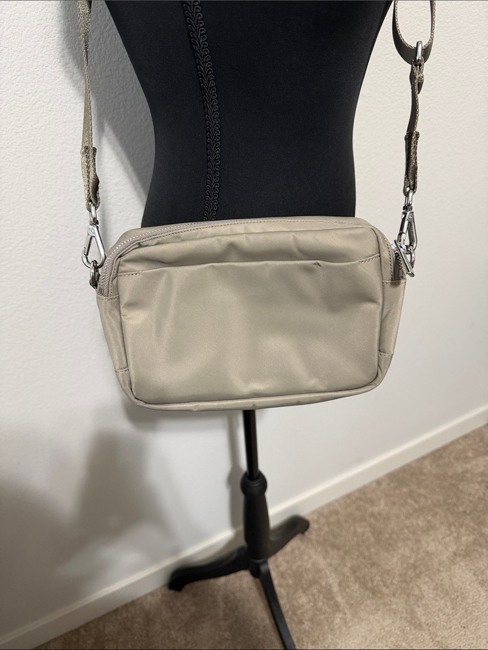 lululemon athletica taupe crossbody bag with adjustable strap - Picture 6 of 6